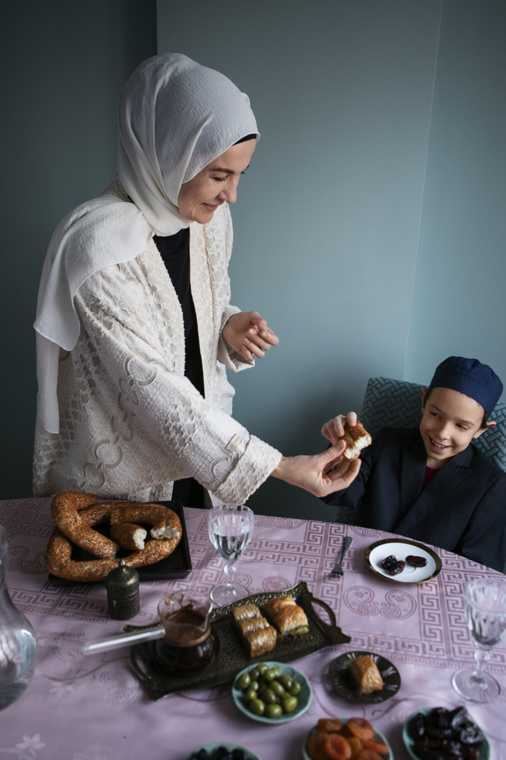 A Muslim mom feeds her kid during fasting in Ramadan.