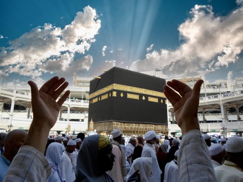 A young Muslim was supplicating in front of the Kaaba during the pilgrimage.